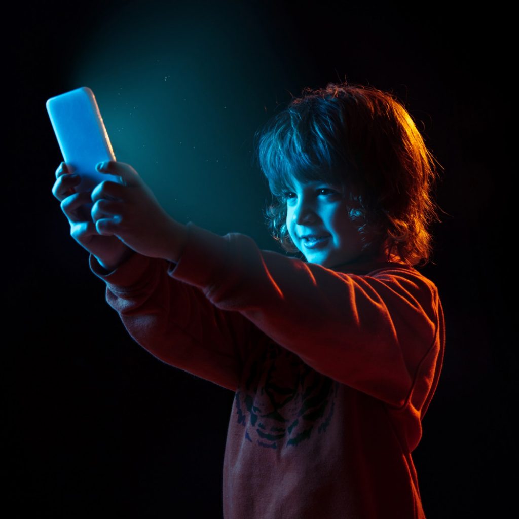 Pierwszy smartfon dla dziecka - kiedy, jaki, za ile?